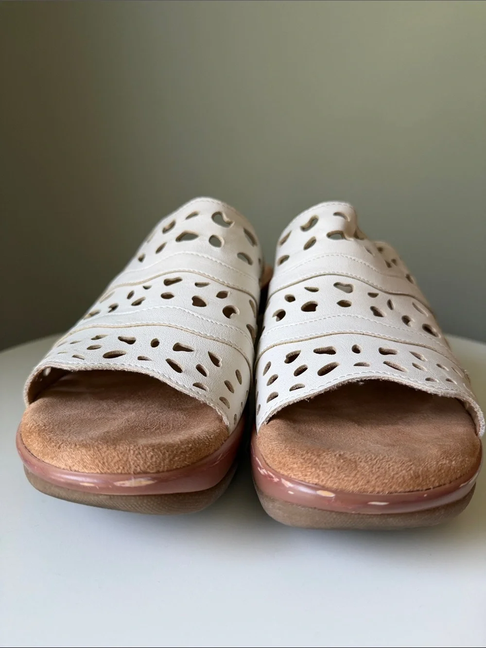 Rialto White Laser Cut Wedge Slide Sandals – Women’s Size 8.5 Flaw